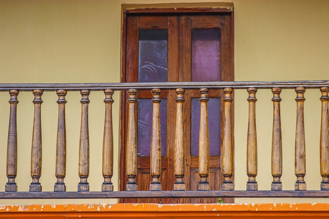 balkon před domem
